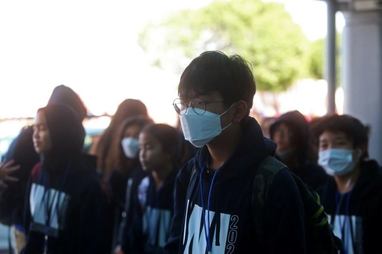Personas de distintas nacionalidades que llegan al Aeropuerto Internacional de Guadalajara toman precauciones por la pandemia del coronavirus COVID-19. Foto Cuartoscuro / Archivo