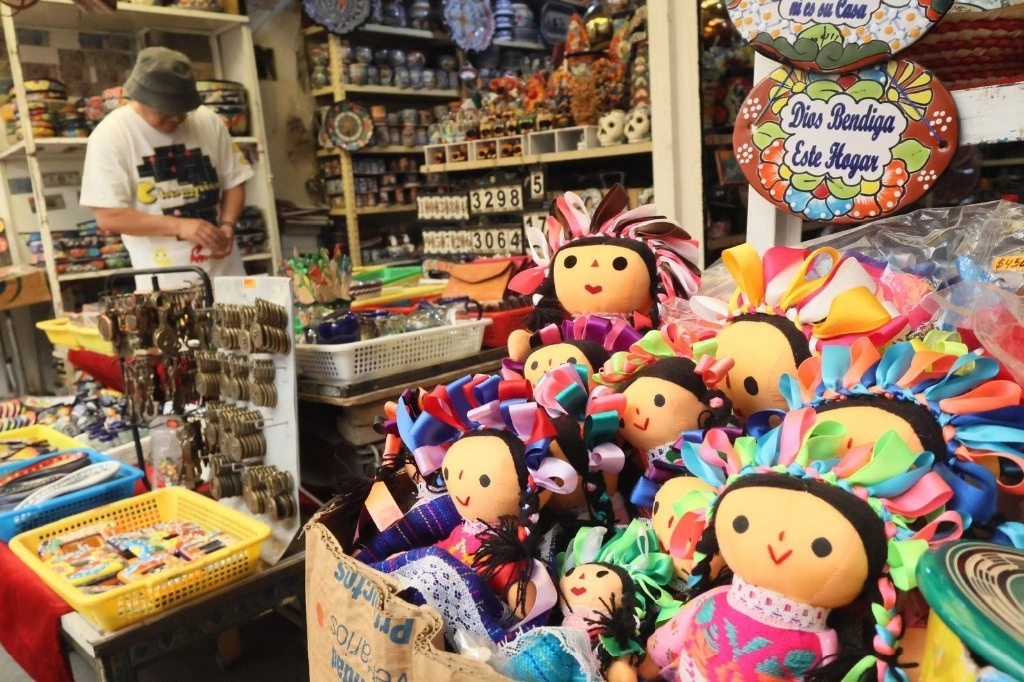 Comerciantes de juguetes tradicionales mexicanos exponen sus ejemplares en el mercado de artesanías de la Ciudadela en la víspera de Día de Reyes. Los vendedores explican que desde hace varias años este los juguetes de madera han dejado estar dentro de la lista de los Reyes Magos, pues en la actualidad los niños prefieren aquellos que son de plástico o tecnológicos, el 5 de enero de 2025. Foto Luis Castillo