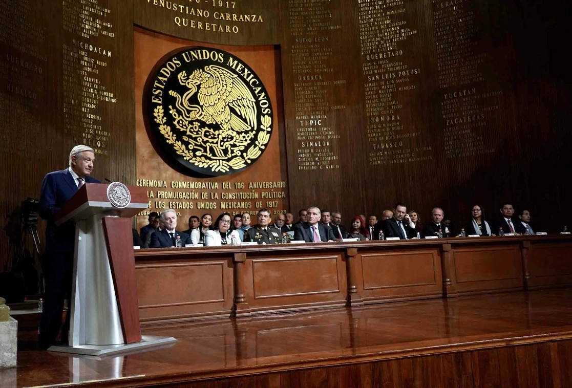 El presidente de la República, Andrés Manuel López Obrador, ofrece su discurso en la ceremonia por el 106 aniversario de la Promulgación de la Constitución de 1917, en el Teatro de la República, en Querétaro, Querétaro, el 5 de febrero de 2023. Foto cortesía Presidencia
