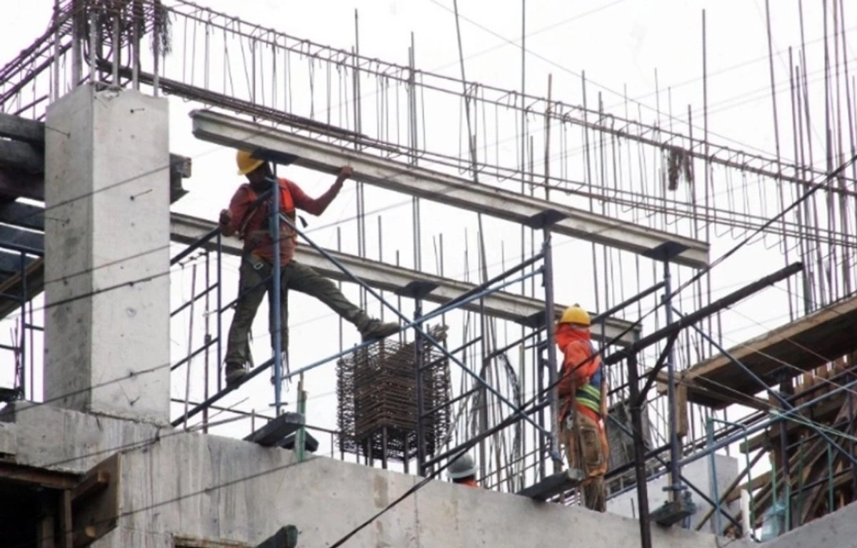 Trabajadores de la construcción laboran en un edificio en la Ciudad de México. 