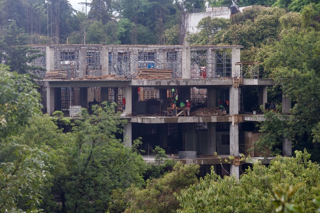 Con cifras originales, la construcción retrocedió 15.3 por ciento anual en abril.