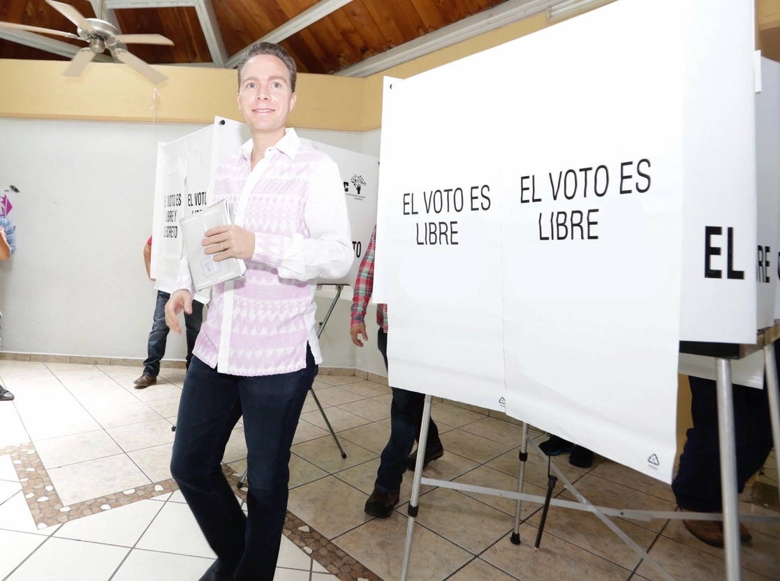Manuel Velasco, coordinador del PVEM en el Senado, acude a votar en la consulta de revocación de mandato. Foto Tomada del Twitter @VelascoM_
