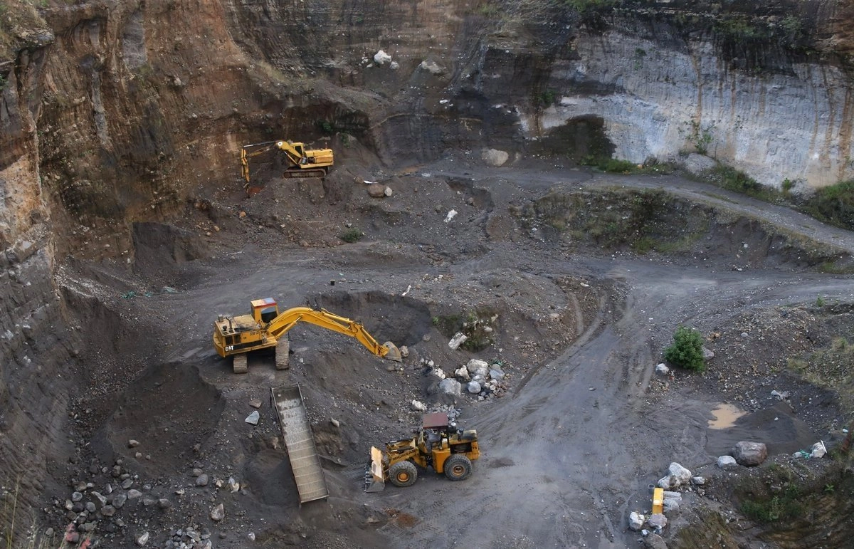 El extractivismo de la 4T ha significado también una nueva forma de indigenismo en el que símbolos y discursos de los pueblos originarios son utilizados para imponer el desarrollo capitalista: Tren “Maya”,
Refinería “Olmeca”, o las propias ceremonias para “pedirle permiso a la Madre Tierra” para expoliarla. Foto