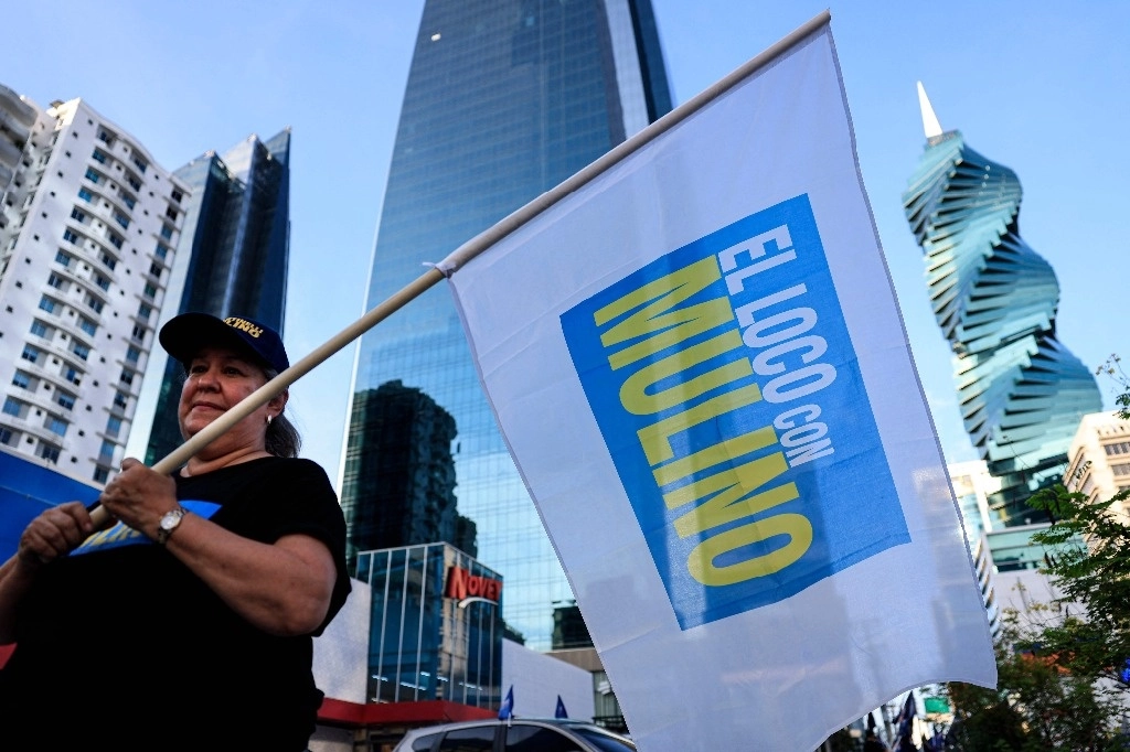 Los partidarios del candidato presidencial de Panamá por el partido Realizando Metas, José Raúl Mulino, asisten a un mitin de campaña en la ciudad de Panamá el 2 de mayo de 2024.Foto Afp