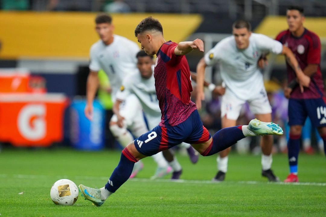 Con un penal, el costarricense Manfred Ugalde logró el empate de su país en la victoria ante República Dominicana en la Copa Oro. Foto