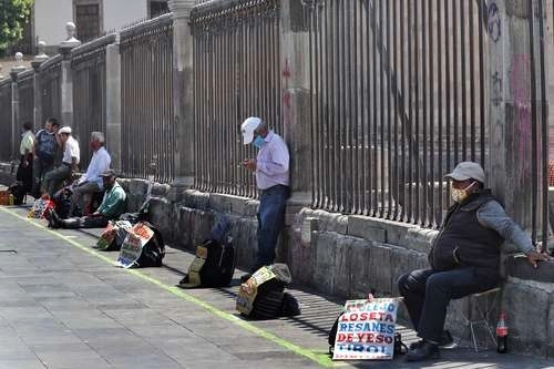 La mayor afectación en el empleo durante la pandemia se dio en las actividades de menores ingresos y trabajos eventuales. Foto Marco Peláez

