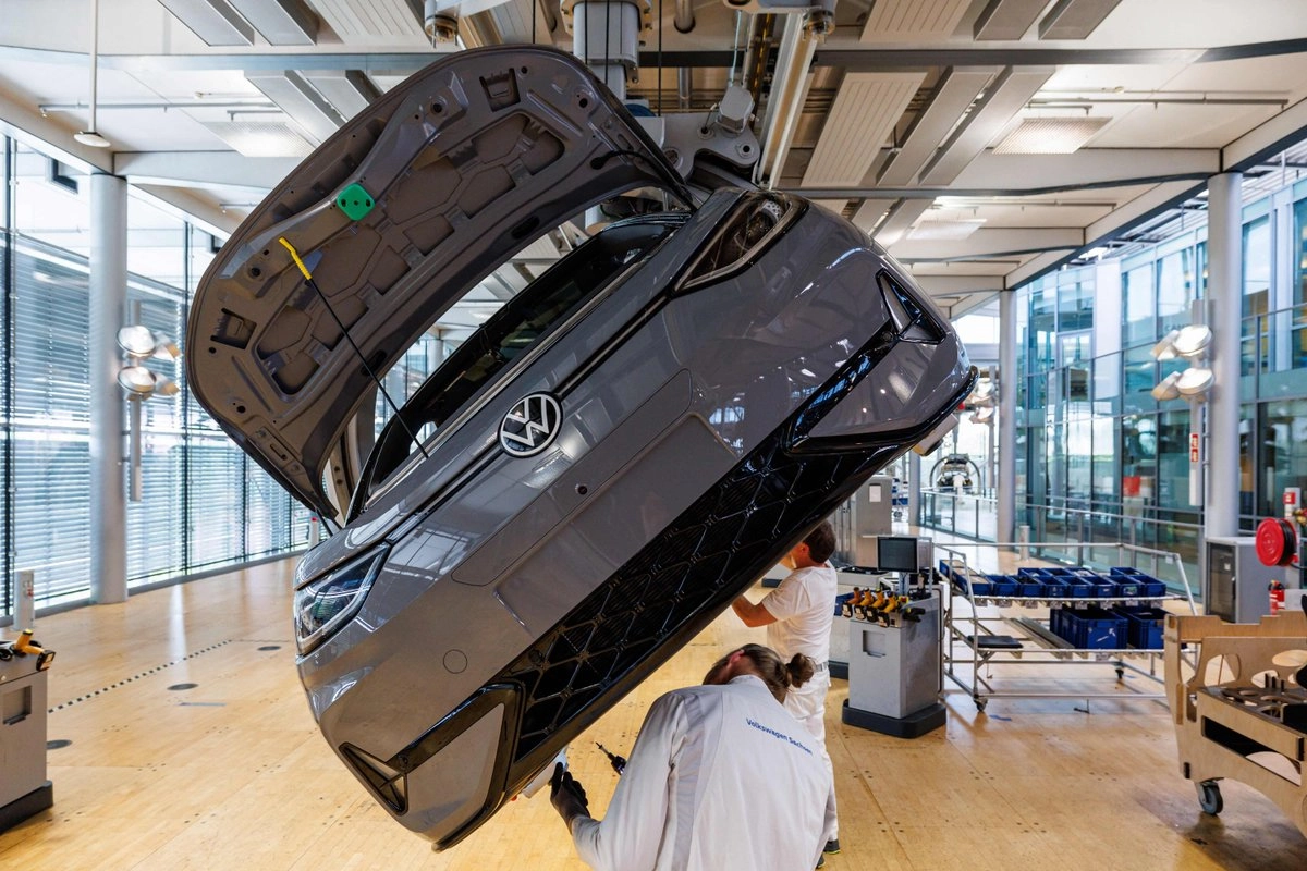 Los aranceles estadunidenses, elevados de 2.5 a 27.5 por ciento en abril y luego reducidos a 15 por ciento en agosto, afectan las exportaciones de Volkswagen, a pesar de tener una planta en Tennessee. La imagen, en su fábrica en Dresde, Alemania. Foto