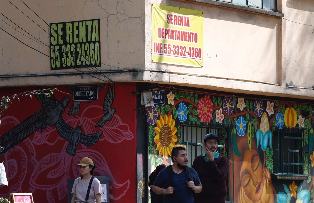 Aún hay muchísima gente que se encuentra en estado de indefensión ante la imposibilidad de adquirir una vivienda, debido a los altos costos y a la falta de créditos accesibles, señaló en entrevista la académica de la UNAM Abril Jiménez Garrido.Foto Alfredo Domínguez