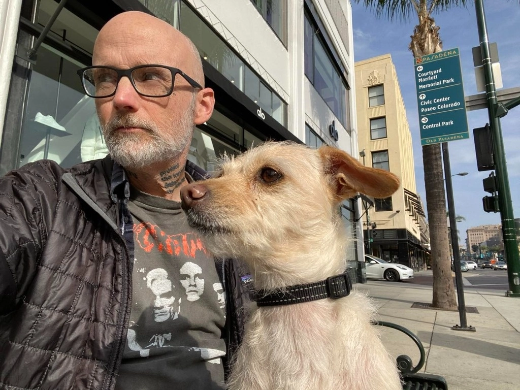 Moby con su perrito ‘Bagel’.Foto tomada del Facebook del músico, que celebrará 25 años de Play, cuyas ganancias donará a su causa, y lanzará el disco Always Centred at Night 