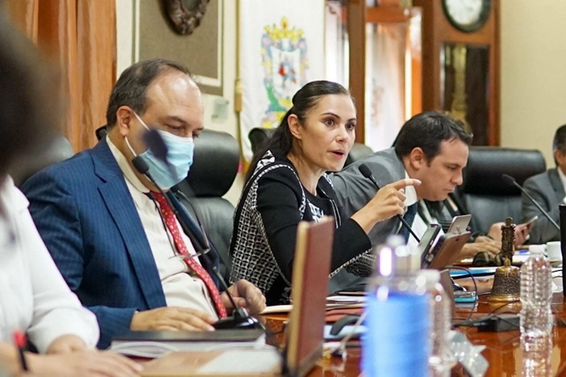 Alejandra Gutiérrez Campos, presidenta municipal de León, Guanajuato, encabeza la sesión del Ayuntamiento. Foto Tomada del Twitter @AleGutierrez_mx