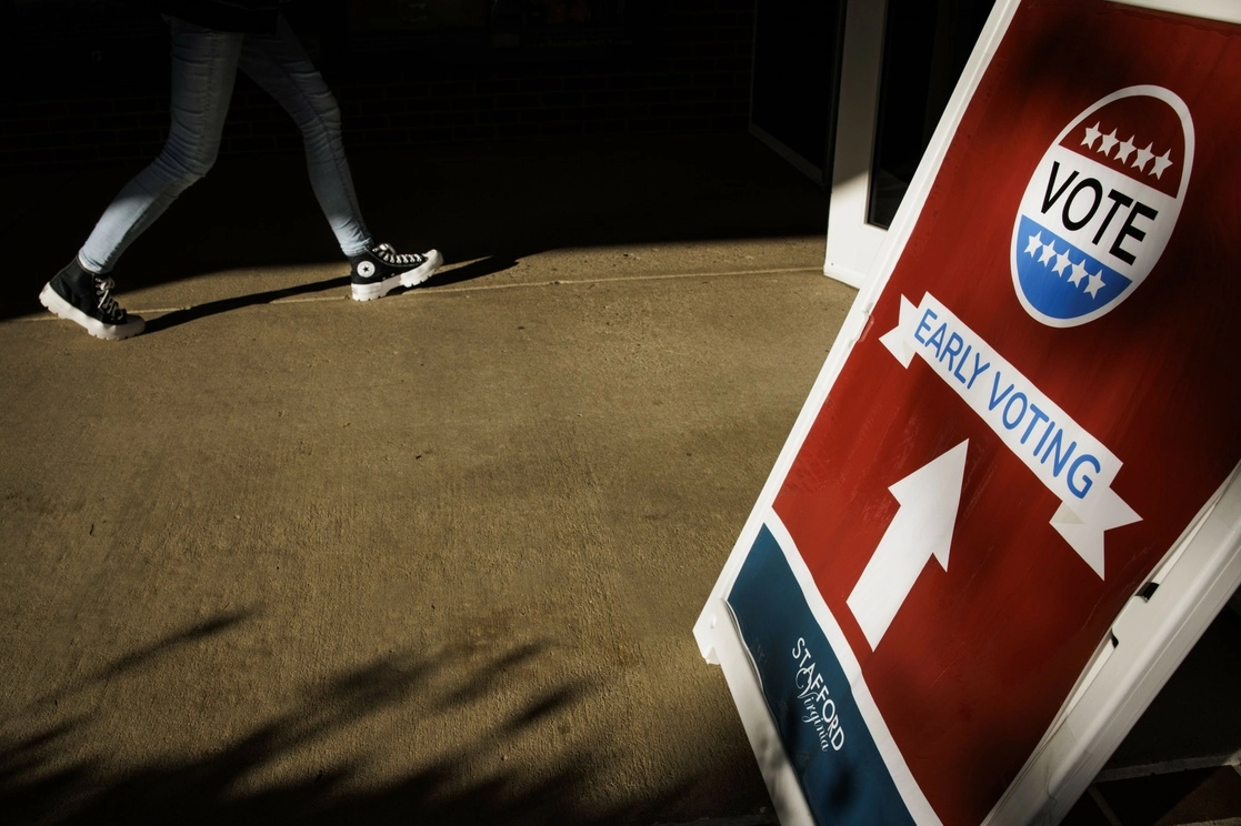 Un votante se dirige a un centro de votaación anticipada en el condado de Stafford, Virginia. Foto Afp.