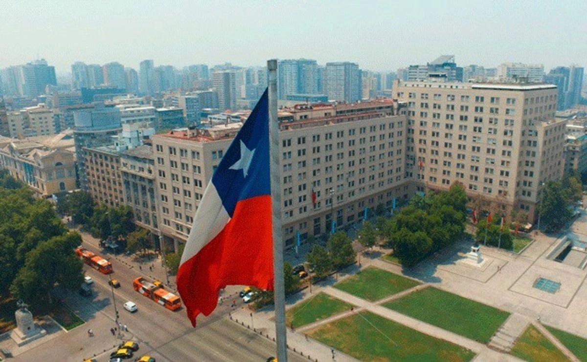 Bandera de Chile, ondeando en la capital. Foto 