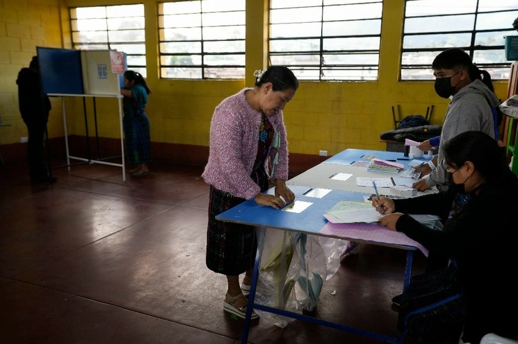 Mujer vota en las elecciones generales de Guatemala. Foto Ap