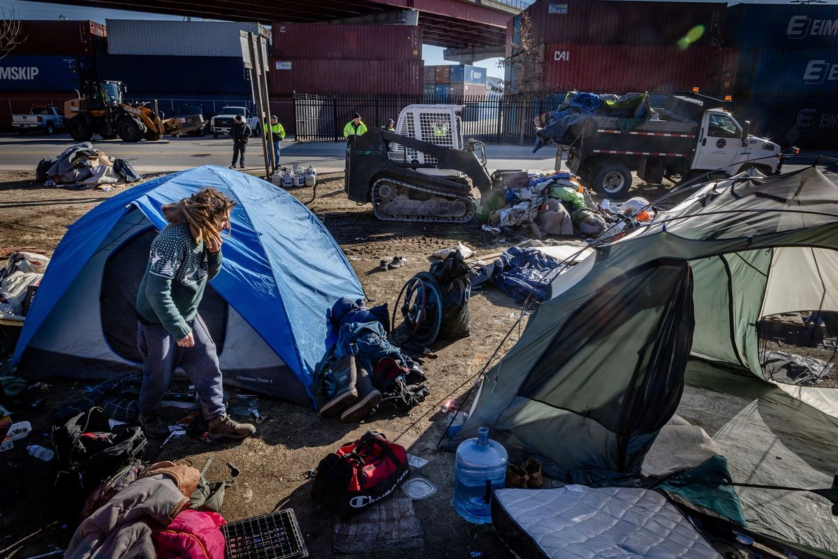  Las reducciones al gasto y la eliminación de programas sociales, así como los aumentos de precios derivados de la imposición de aranceles, afectarán a los estadunidenses de menores ingresos. En la imagen, desalojo de un campamento de personas sin hogar en Portland, Maine, en enero de 2024.