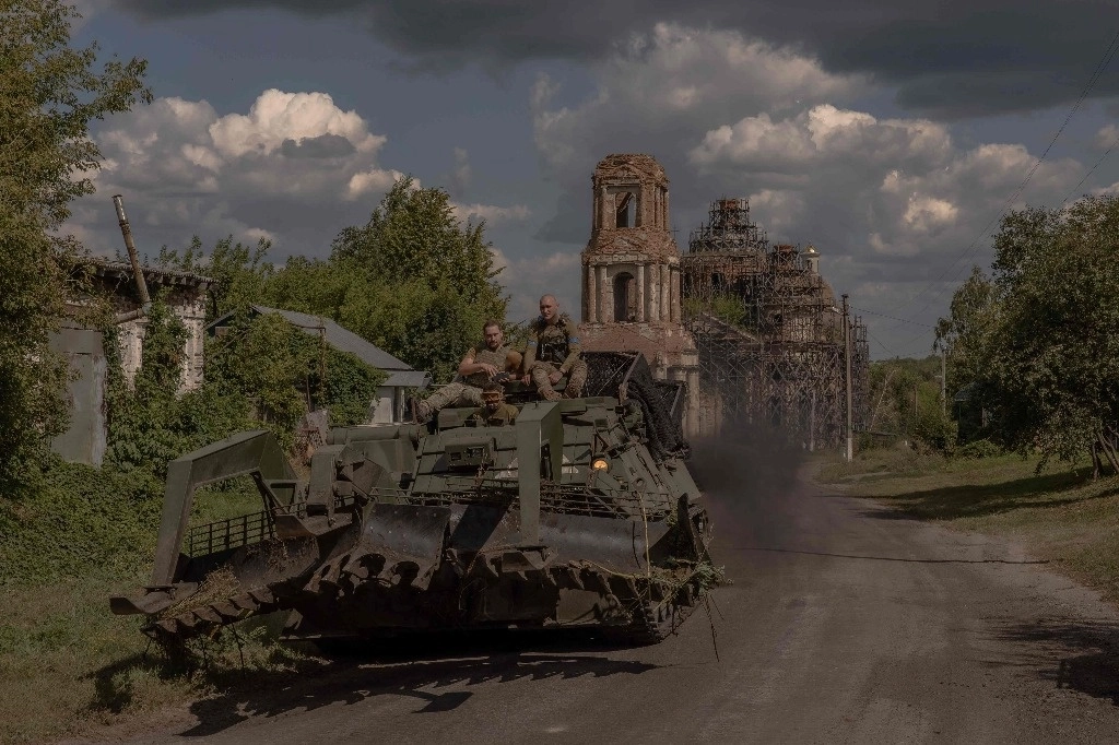 Militares a bordo de un vehículo blindado en la región ucrania de Sumy. Foto Afp.