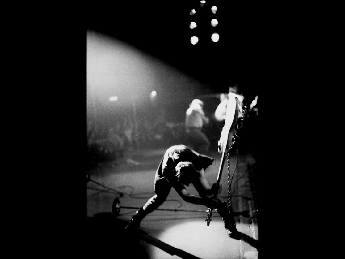 Paul Simonon, de The Clash, haciendo lo suyo. Foto tomada de la portada de London Calling
