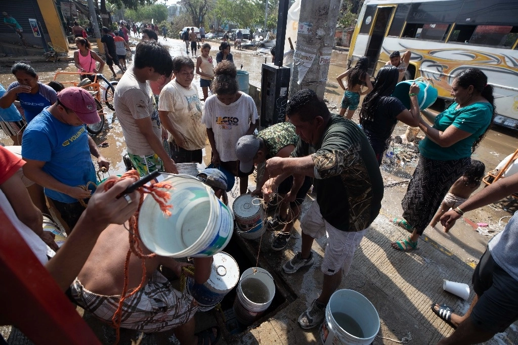 Los pobladores sacan agua de registros y alcantarillas para bañarse y lavar ropa. Foto Alfredo Domínguez