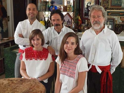 El Mariachi Charanda se fundó en 1979 con sones huastecos y jarochos. "Somos de estilo antiguo, como se toca en Michoacán, Jalisco y Nayarit", refiere María Perujo (izquierda) en entrevista. Foto cortesía de la agrupación