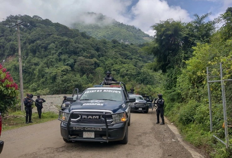 Integrantes de la policía de Chiapas se unieron a la movilización del Ejército y de la GN hacia la conflictiva zona de Frontera Comalapa. El desabasto de víveres y combustibles se agudizó en la zona por los bloqueos. Foto ‘La Jornada’