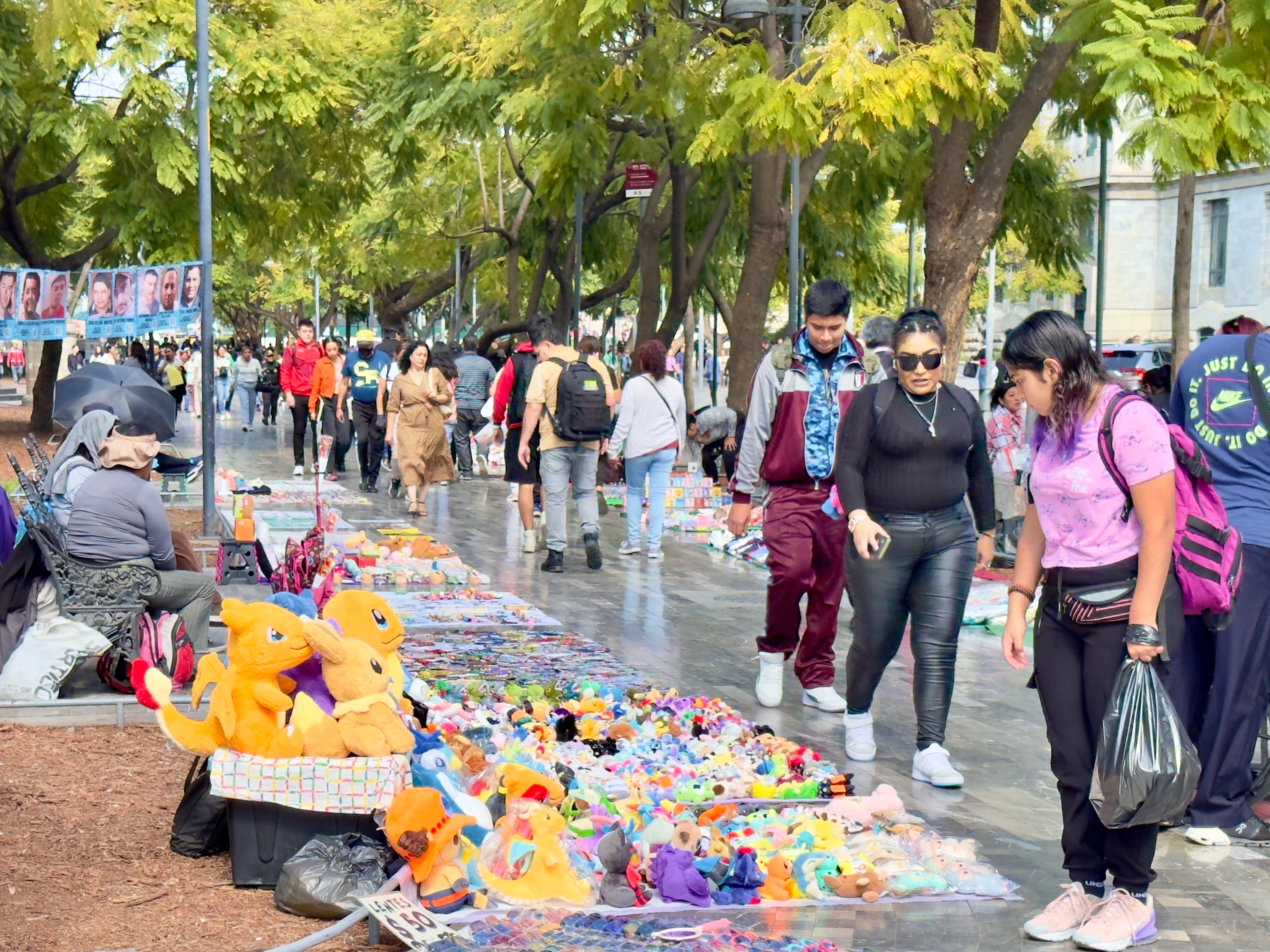 Comerciantes ambulantes, venden sus productos frente al Palacio de Bellas Artes, el 23 de enero de 2025.