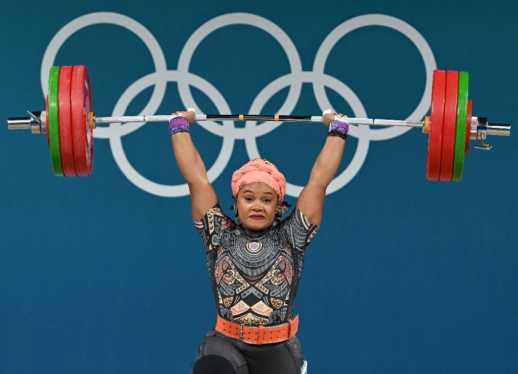La ecuatoriana Neisi Patricia Dajomes Barrera compite en el evento de levantamiento de pesas femenino de -81 kg durante los Juegos Olímpicos de París 2024 en el South Paris Arena de París, el 10 de agosto de 2024. Foto Afp