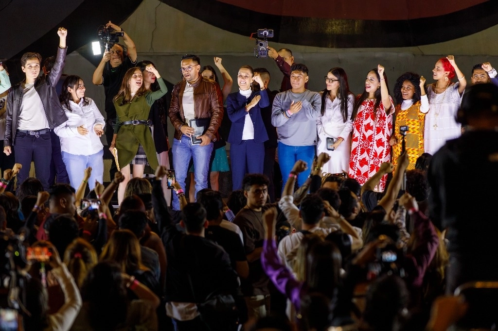 Claudia Sheinbaum se reunió ayer con jóvenes en el Polyforum Siqueiros. Foto Pablo Ramos 