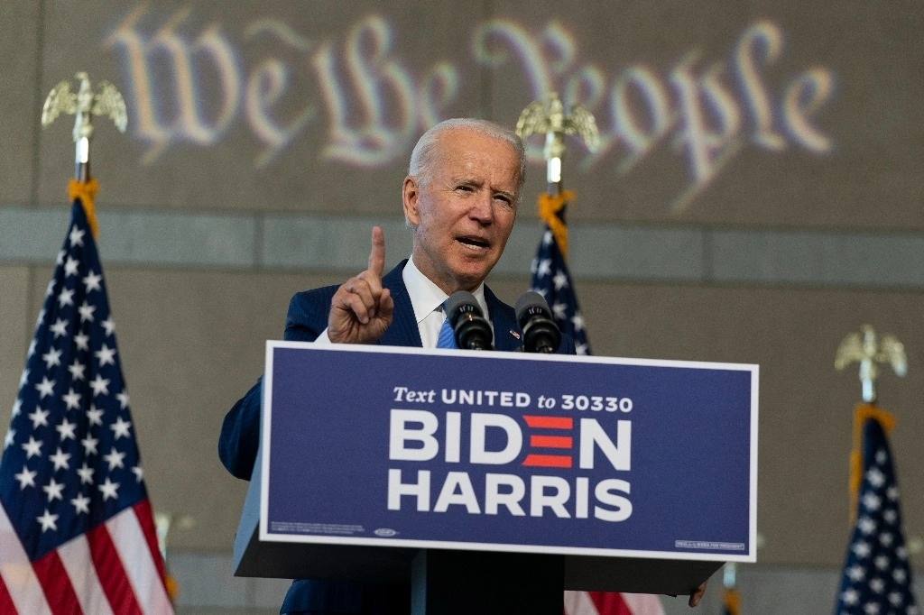 Aun cuando los sondeos señalan a Joe Biden como ganador, Donald Trump podría ganar legalmente. Foto Ap