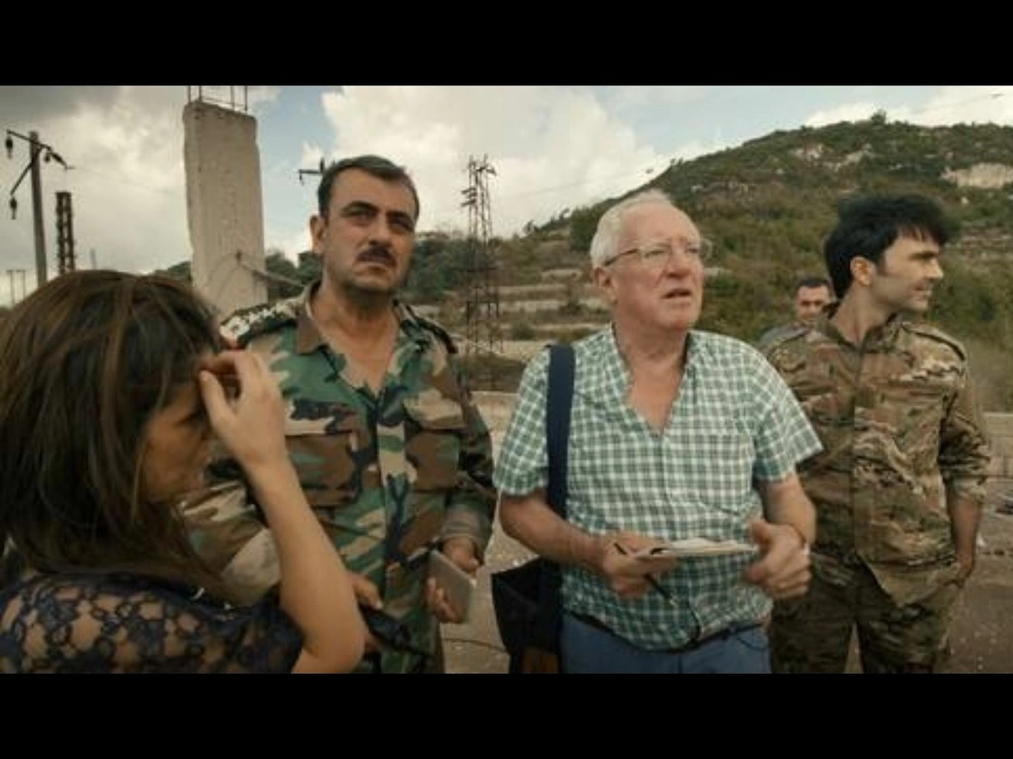 "This Is Not a Movie", del cineasta Yung Chang, se centra en la vida y obra de Robert Fisk, el corresponsal del diario británico "The Independent" que se mudó a Beirut hace más de 25 años para cubrir el conflicto en Medio Oriente; es también un documento sobre el periodismo, la verdad, la historia y las historias. Fotograma tomado del Twitter de @DocsMX