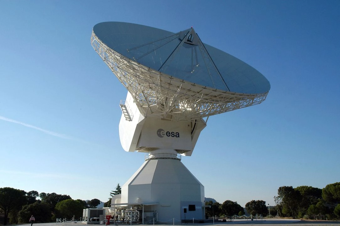 Esta antena parabólica de 35 metros de diámetro, ubicada en el municipio de Cebreros (Ávila), será utilizada el sábado para enviar al espacio profundo El Danubio azul, interpretado en vivo por la Orquesta Sinfónica de Viena.