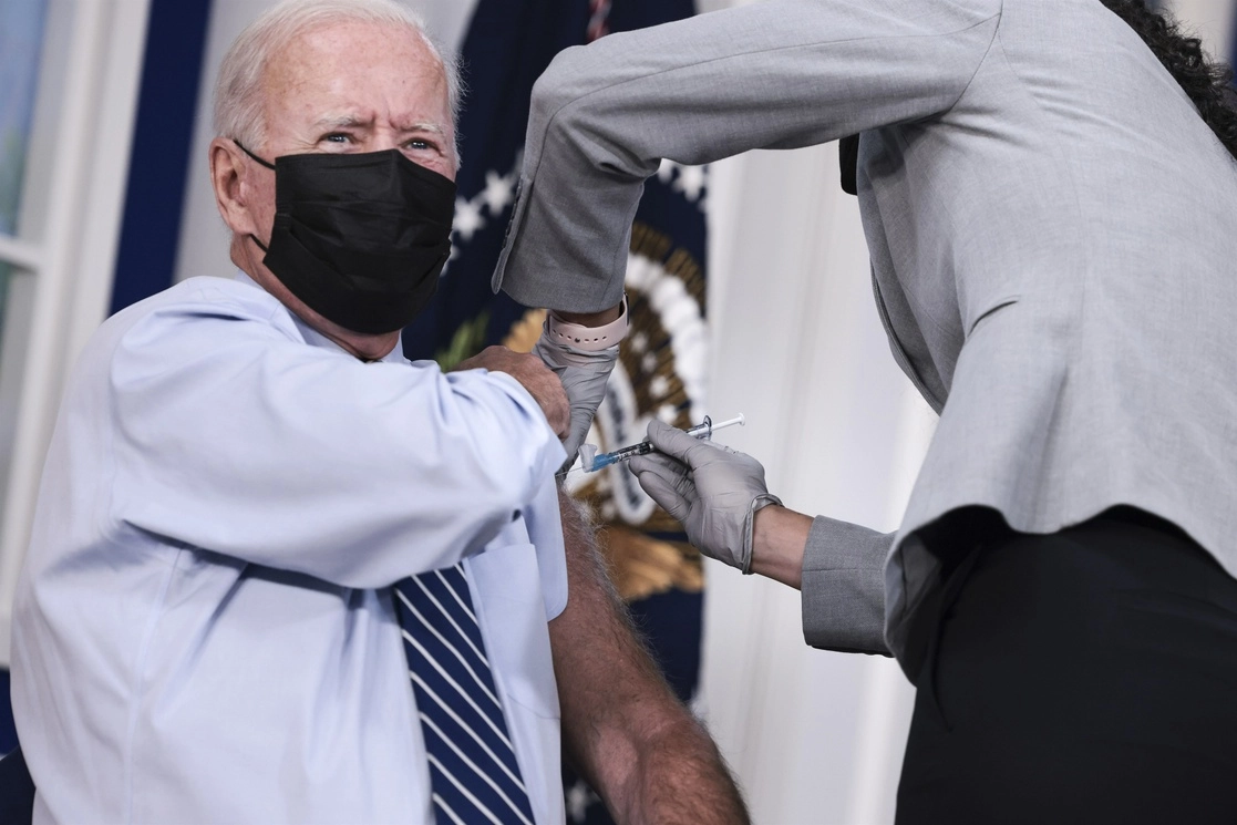 El presidente estadunidense Joe Biden recibió ayer la vacuna de refuerzo contra el coronavirus. Foto Europa Press