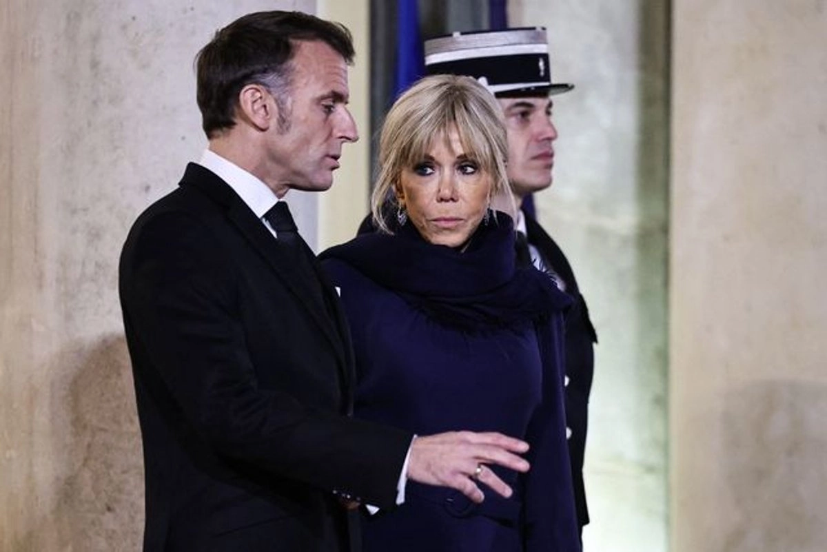 El presidente de Francia, Emmanuel Macron (izq.) y su esposa, Brigitte Macron (c). Foto 