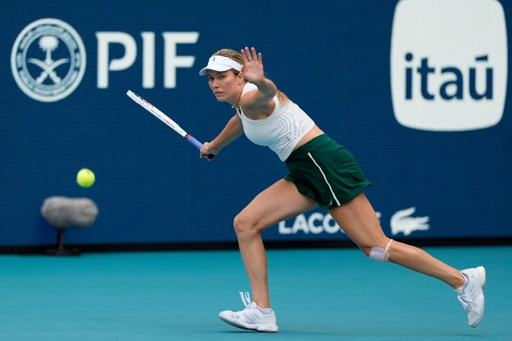 Danielle Collins no puede alcanzar una pelota golpeada por Elena Rybakina, de Kazajstán, durante la final individual femenina del torneo de tenis Abierto de Miami, el sábado 30 de marzo de 2024, en Miami Gardens, Florida. Foto Ap