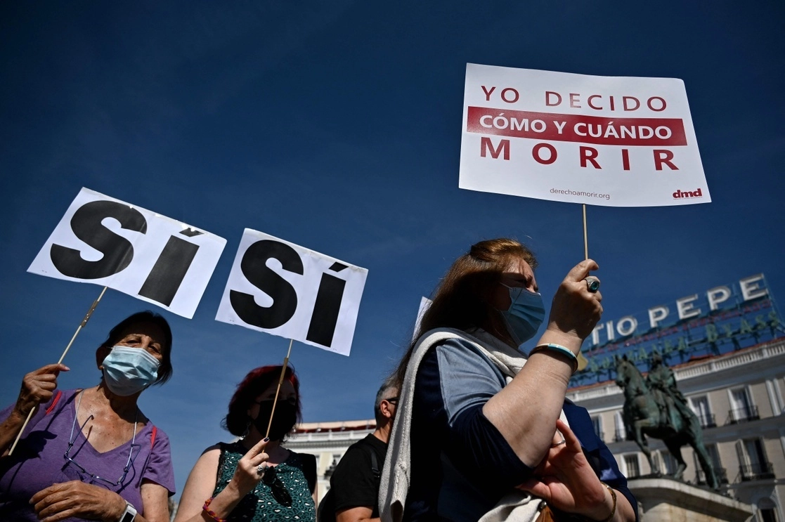 Protesta en defensa de la eutanasia en la Puerta del Sol, en imagen de archivo en Madrid. Foto Afp
