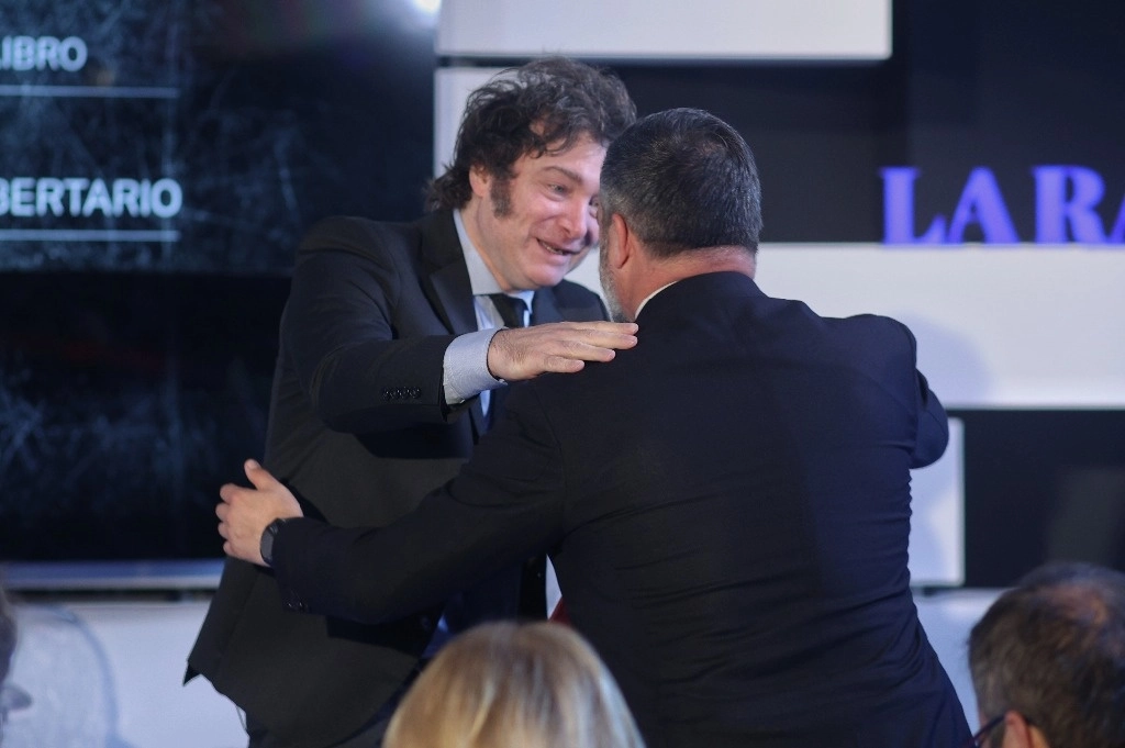 El presidente de Argentina, Javier Milei (izquierda), durante la presentación de su libro 'El camino del libertario', en Madrid. Foto Europa Press