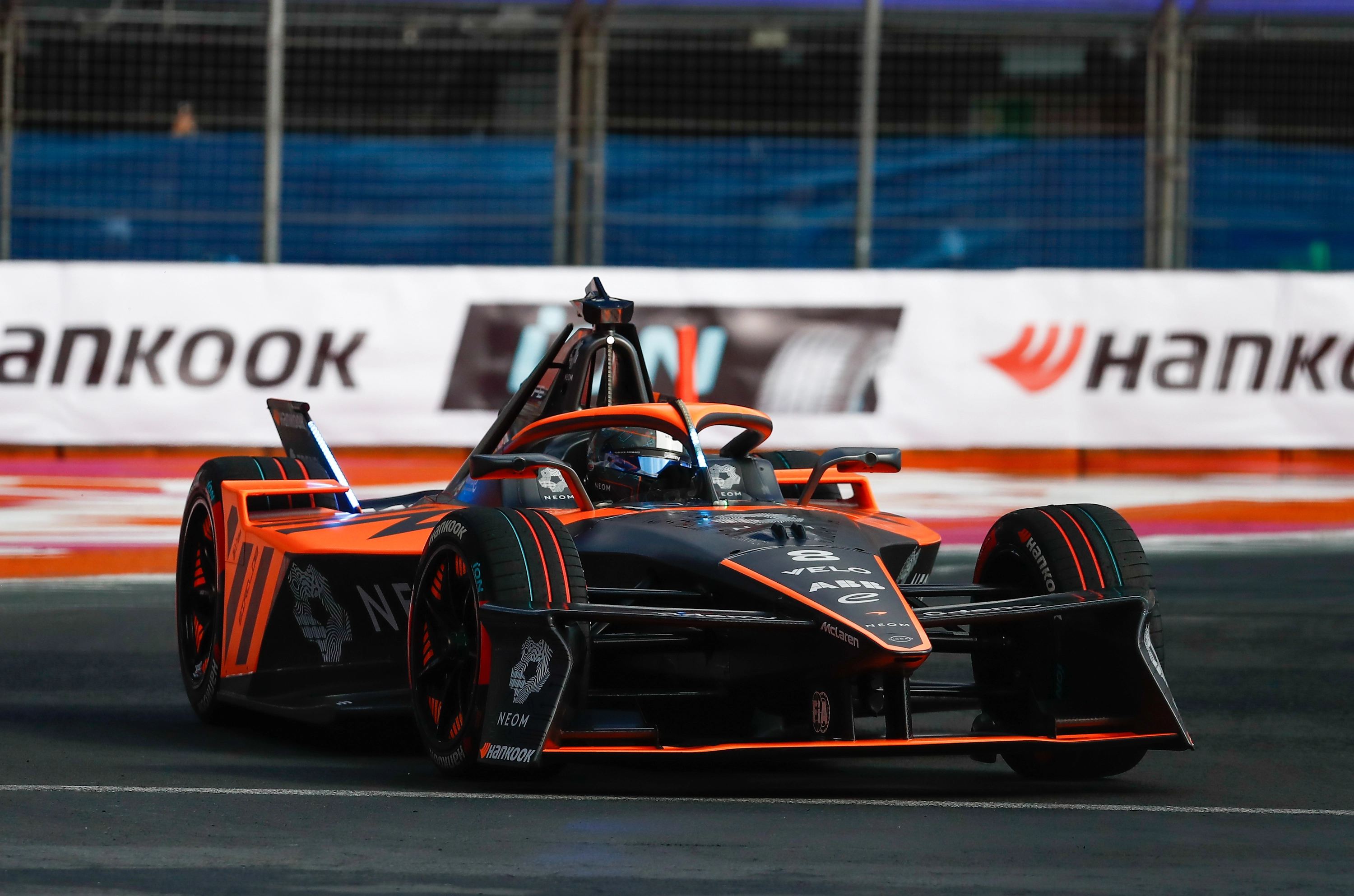Todos los equipos tienen que decidir en qué momento de esta temporada dejan de actualizar sus coches y se centran plenamente en 2026. 
