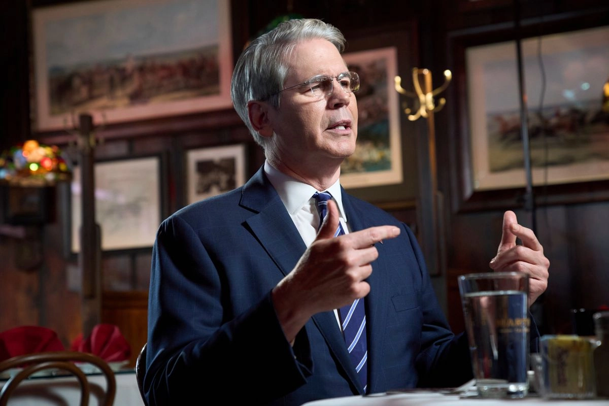 El secretario del Tesoro, Scott Bessent, se entrevista con Fox News durante una visita a Martin's Tavern, el lunes 1 de septiembre de 2025, en el barrio de Georgetown, Washington, durante un recorrido por restaurantes de la zona para hablar sobre la eliminación de impuestos a las propinas y las horas extras. Foto