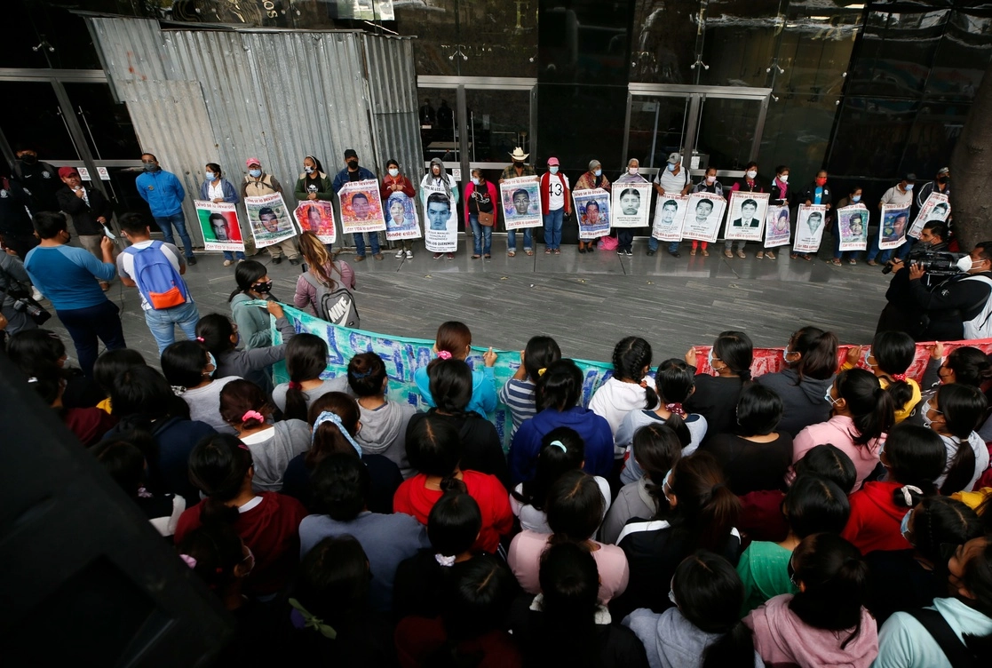 Padres de los 43 normalistas de Ayotzinapa durante una protesta en la sede de la FGR el pasado 23 de septiembre de 2021. Foto Alfredo Domínguez