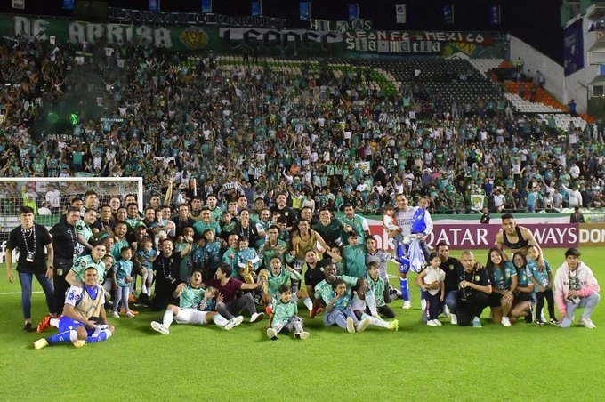 Jugadores del Club León festejan al término del encuentro. Foto tomada de la cuenta de Twitter @clubleonfc
