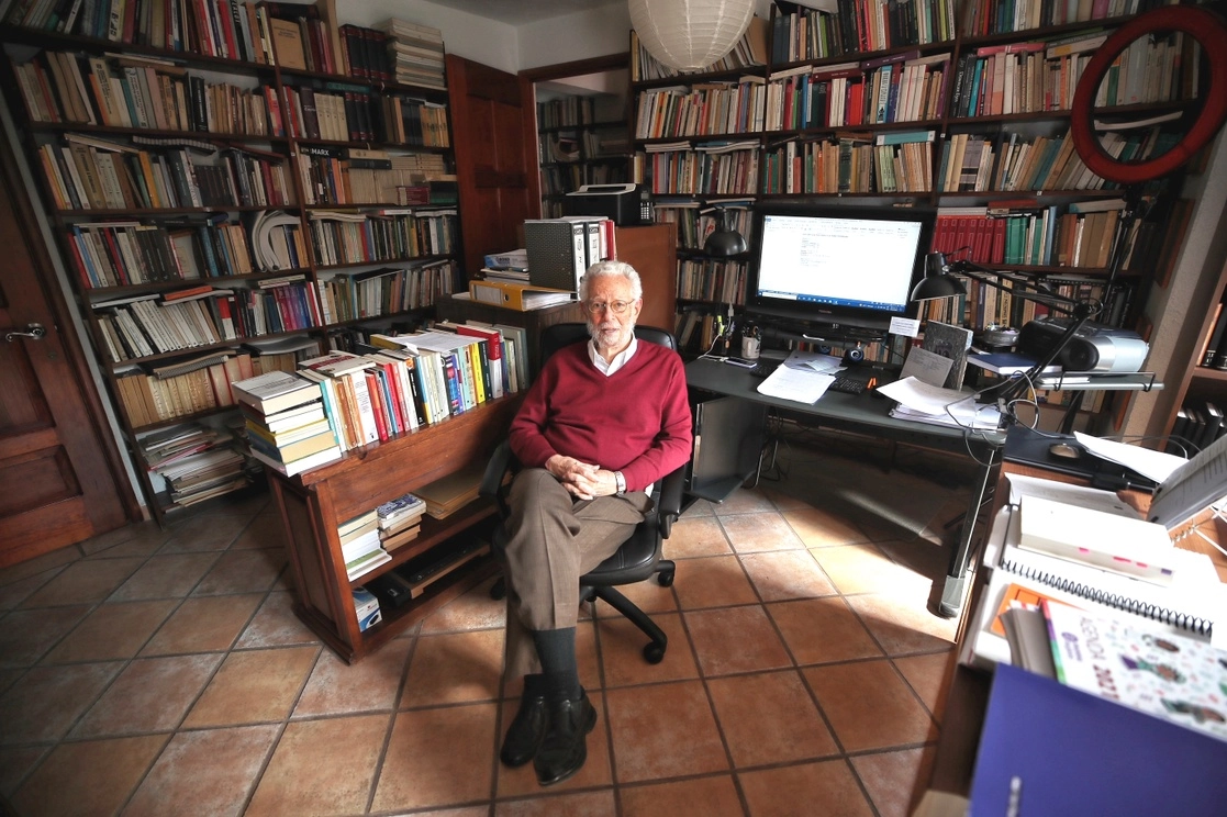 La pandemia y los nuevos medios de comunicación, como el Zoom, hacen posible que por primera vez la filosofía latinoamericana esté planteando al mundo preguntas y no simplemente comente los argumentos de autores eurocentristas, celebra Enrique Dussel. Hace medio siglo, el también historiador y teólogo comprendió la importancia de la descolonización de nuestro pensamiento. Próximamente, el CFE publicará el libro ‘La Estética de la liberación’. Foto Marco Peláez. Mónica Mateos-Vega