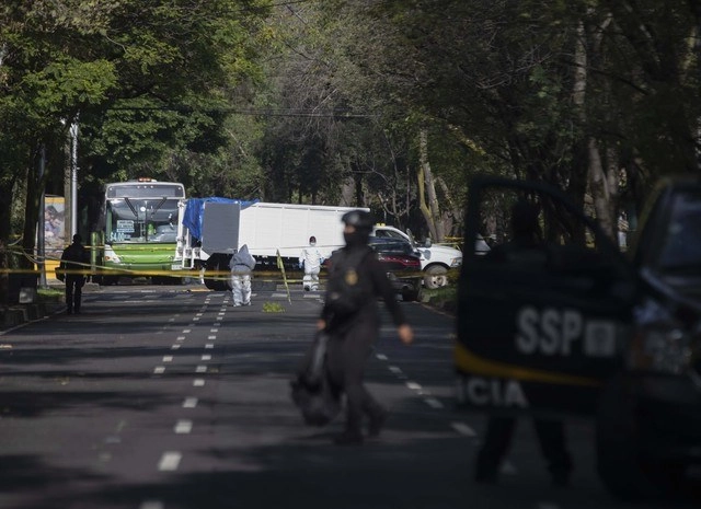 Policías resguardan la escena del atentado contra el secretario de Seguridad Ciudadana, Omar García Harfuch. Foto La Jornada