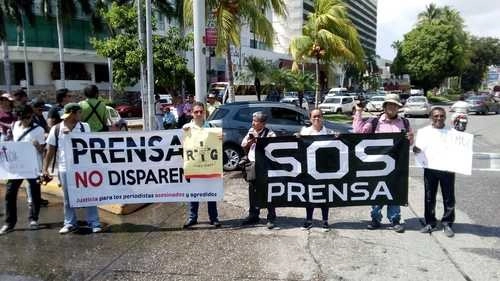Manifestación de periodistas frente a la Fiscalía General del Estado de Guerrero en Acapulco, el 26 de octubre de 2018. Foto Héctor Briseño / Archivo