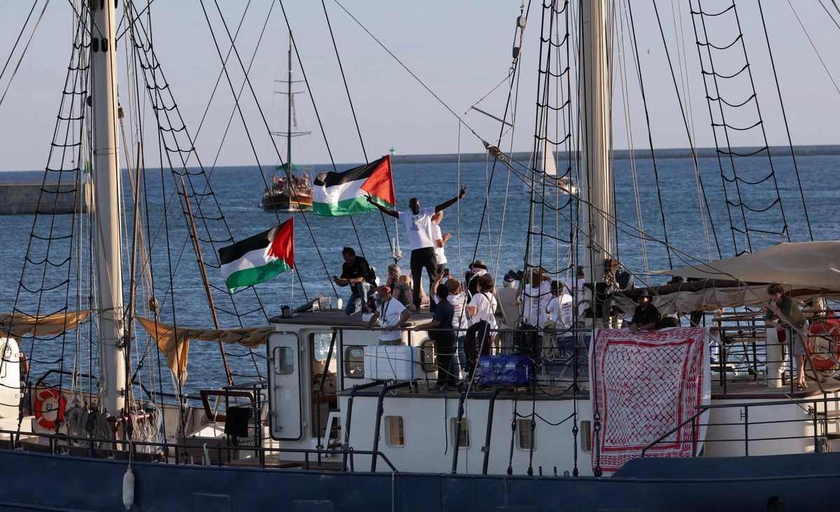 El primer buque, el "Sirius", de una flotilla civil que transportaba activistas pro-palestinos y ayuda humanitaria, con el objetivo de romper el bloqueo israelí de la Franja de Gaza, zarpó del puerto de Barcelona el 1 de septiembre de 2025, tras verse obligado a regresar debido al mal tiempo. Foto