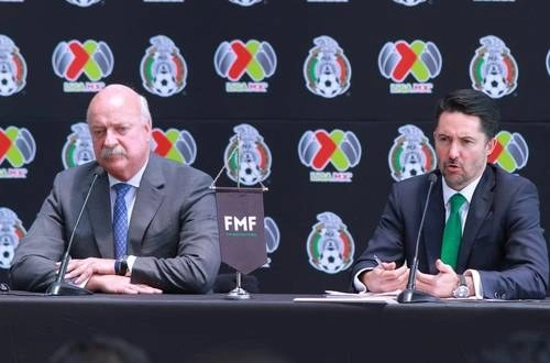 Enrique Bonilla, titular de la Liga Mx, junto a Yon de Luisa, presidente de la FMF. Foto Jam Media / Archivo