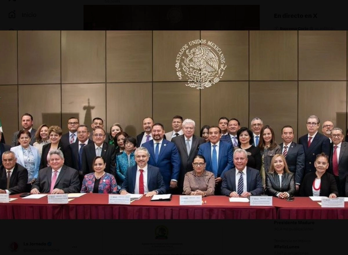 Marco Antonio García Ayala a la izquierda de la secretaria de Gobernación, Rosa Icela Rodríguez. Foto