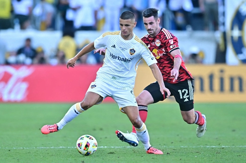 El delantero serbio #09 del LA Galaxy, Dejan Joveljic (izq.), compite con el defensor estadounidense #12 de los NY Red Bulls, Dylan Nealis, durante la final de la Copa de la Major League Soccer. Foto Afp