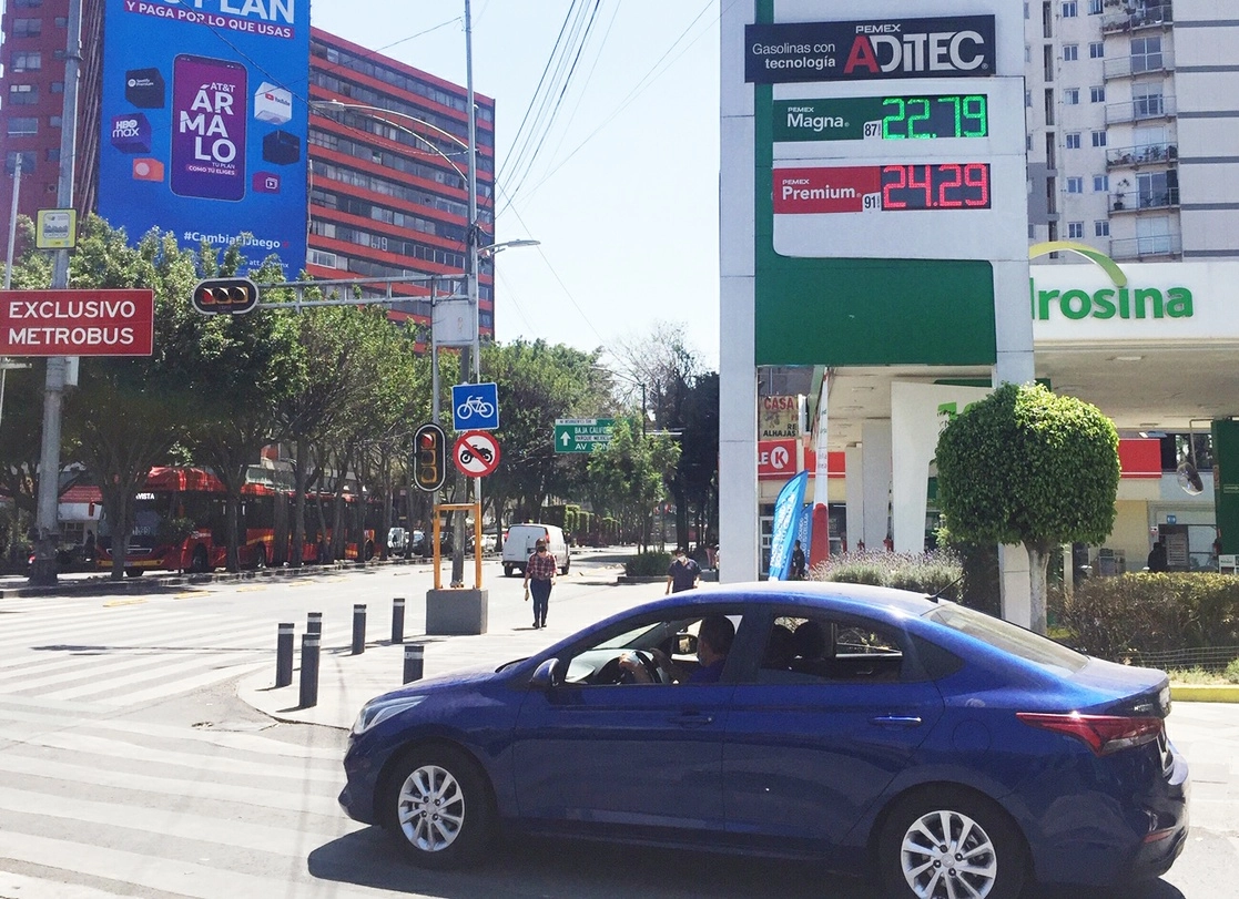 El presidente Andrés Manuel López Obrador destacó que el precio de la gasolina en México es diez pesos más barata que en Estados Unidos. La imagen, en una gasolinera en la Ciudad de México, el pasado 11 de marzo. Foto Guillermo Sologuren 