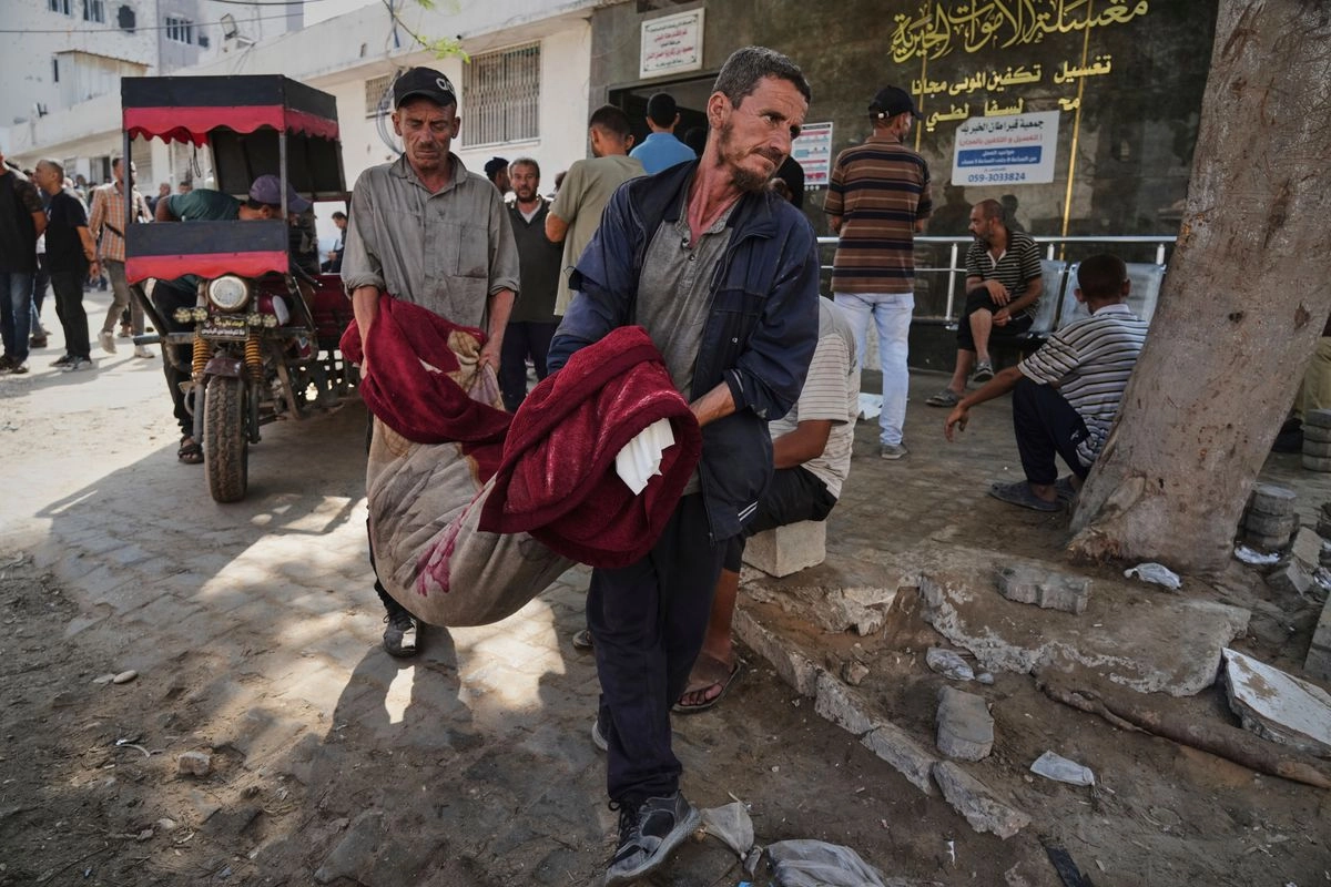 Palestinos cargan el cuerpo de una persona hacia el hospital Shifa en Gaza, el 22 de julio de 2025. Foto