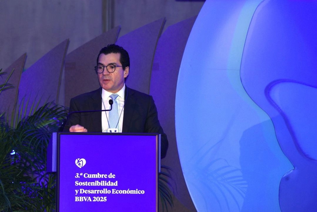 “Solo así, combatiendo el efectivo, podemos generar inclusión real con escala, con impacto y con visión de largo plazo”, afirmó Osuna Osuna al inaugurar la tercera cumbre de sostenibilidad y desarrollo económico de BBVA. Foto cortesía de la institución bancaria