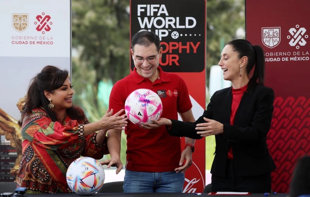 México será el primer país en Latinoamérica al cual llegará el trofeo del Mundial 2022, destacó la jefa de Gobierno, Claudia Sheinbaum, al anunciar que la copa será exhibida del 15 al 18 de octubre en la Utopía Meyehualco. Foto @Claudiashein