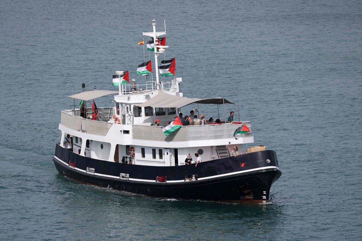Un barco que transporta a la activista climática sueca Greta Thunberg y a activistas, parte de una flotilla civil que busca romper el bloqueo israelí a la Franja de Gaza. Foto 